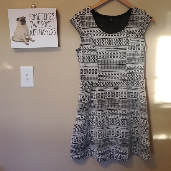 ⛱3/$20 Fit & Flare Black + White geometric dress - Picture 2 of 4